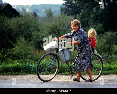 Litauen Frau Mädchen Fahrrad Milch Bauernhof Bauer Fahrrad Stockfoto