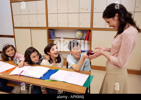 Schüler und Lehrer im Klassenzimmer Stockfoto