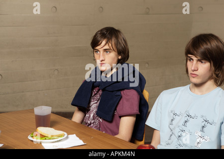 Schüler in der cafeteria Stockfoto