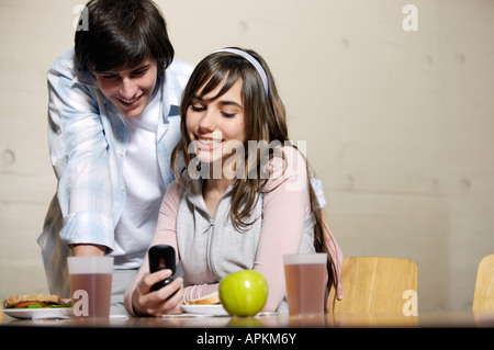 Schüler in der cafeteria Stockfoto