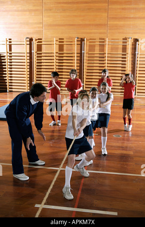 Schüler und Lehrer in der Turnhalle Stockfoto