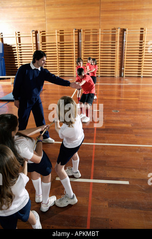 Schüler und Lehrer in der Turnhalle Stockfoto