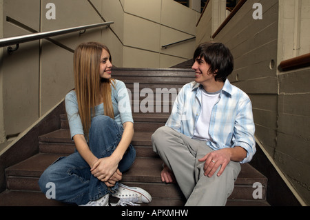 Studenten sitzen auf der Treppe Stockfoto