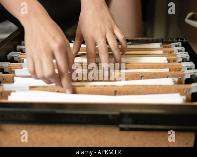 Frau, die in den Dateien (close-up) Stockfoto