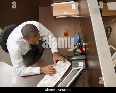 Männliche Büroangestellter Eingabe am Schreibtisch (direkt über) Stockfoto