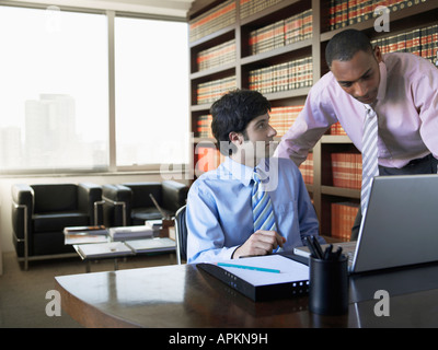 Unternehmer mit Computer Stockfoto