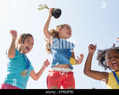 Mädchen feiert Medaillen und Trophäen (Low Angle View) Stockfoto