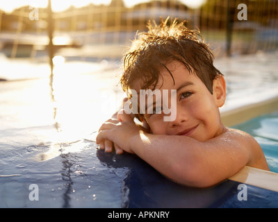 Junge in Schwimmbad (Hochformat) Stockfoto