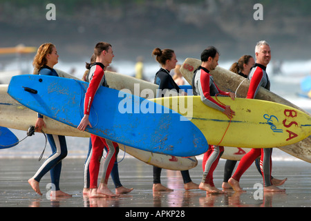 Surfkurs am Strand von Newquay, UK Stockfoto
