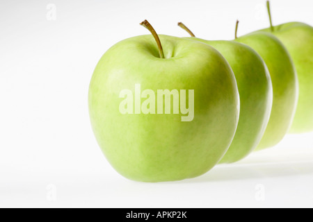 Grüne Äpfel in der Zeile Stockfoto