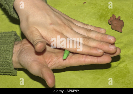 Kinder basteln Blumen von Knetmasse Stockfoto