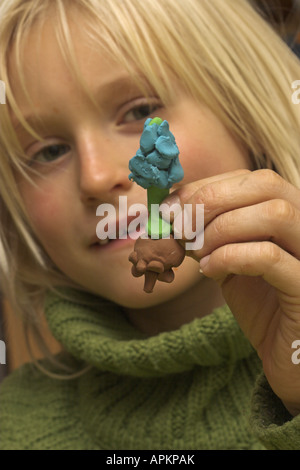 Kinder basteln Blumen von Knetmasse Stockfoto