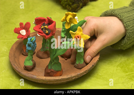 Kinder basteln Blumen von Knetmasse Hyazinthe, Tulpe, Narzisse, Osterglocke u.a. Stockfoto