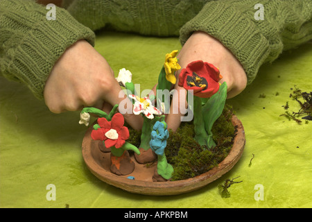 Kinder basteln Blumen von Knetmasse Hyazinthe, Tulpe, Narzisse, Osterglocke u.a. Stockfoto