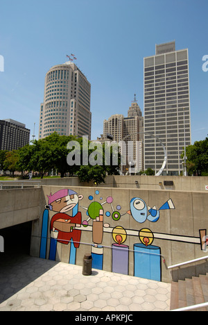 Die Innenstadt von Detroit Michigan wie der Blick von der Hart Plaza als Symbol für Michigan s Arbeit Vermächtnis Wahrzeichen transzendieren Stockfoto