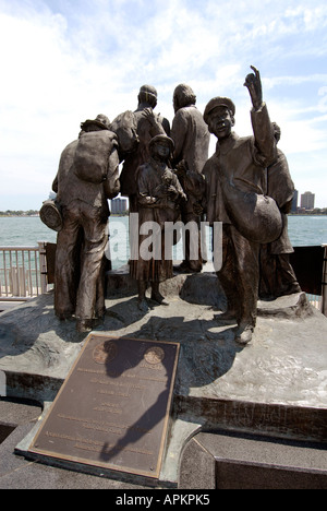 Die Innenstadt von Detroit Michigan wie der Blick von der Hart Plaza als Symbol für Michigan s Arbeit Vermächtnis Wahrzeichen transzendieren Stockfoto