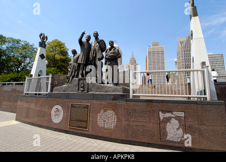 Die Innenstadt von Detroit Michigan wie der Blick von der Hart Plaza als Symbol für Michigan s Arbeit Vermächtnis Wahrzeichen transzendieren Stockfoto