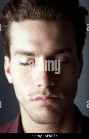 Porträt des jungen Mannes, Augen geschlossen Stockfoto