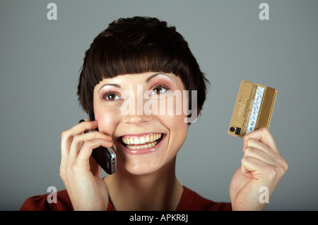 Frau am Telefon einkaufen