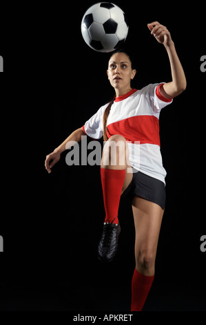 Feminin-Football-Spieler mit ball Stockfoto