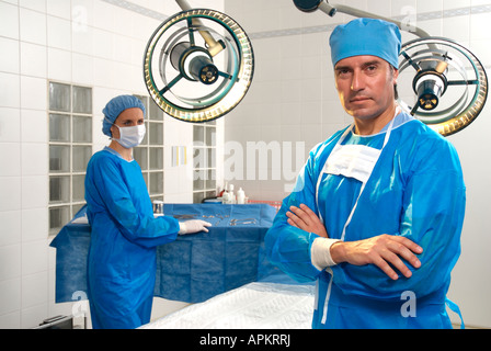 Ärzte im OP-Raum Stockfoto