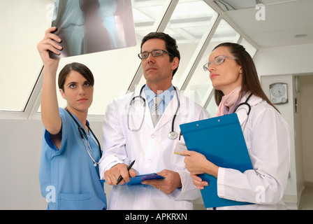 Ärzte betrachten Röntgenuntersuchung Stockfoto