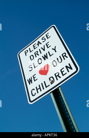 Wohn Verkehrszeichen Angabe bitte langsam fahren lieben wir unsere Kinder Stockfoto