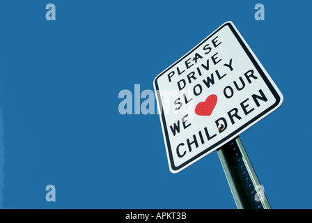 Wohn Verkehrszeichen Angabe bitte langsam fahren lieben wir unsere Kinder Stockfoto