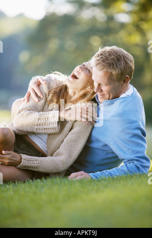 Paar liegen auf Gras und Lachen Stockfoto
