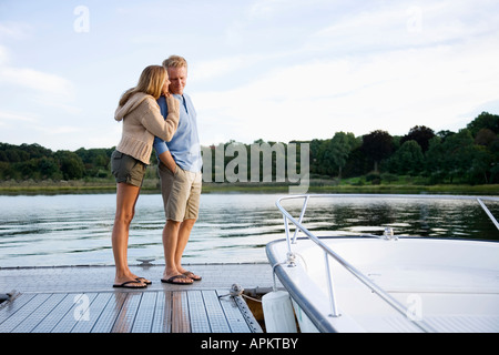 Paar steht am pier Stockfoto