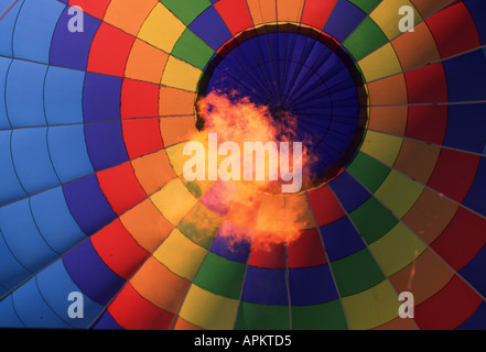 Niedrigen Winkel von bunten Heißluft Ballon und Flamme, Colorado, USA Stockfoto