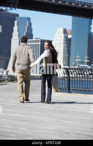 Paar auf der Fußgängerbrücke, Frau rückblickend (Rückansicht), New York City, New York, USA Stockfoto