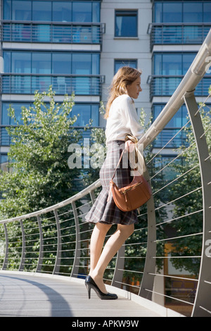 Geschäftsfrau, lehnend auf Geländer (Low Angle View) Stockfoto