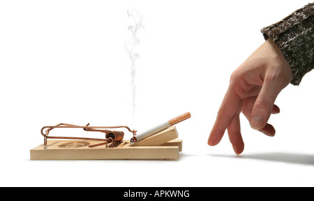 weibliche Finger schleicht sich eine Zigarette in einer Mausefalle Stockfoto