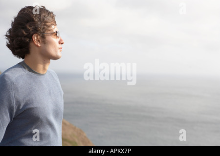 Junger Mann auf See suchen Stockfoto