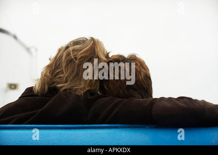 Junges Paar umarmen (Rückansicht) Stockfoto