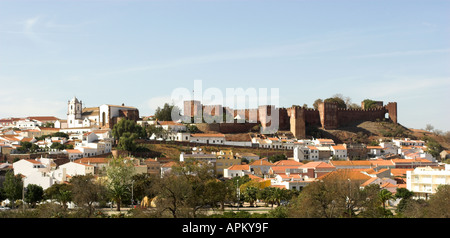 Panoramablick über die Stadt Silves mit Burgmauern in der Algarve-Portugal Stockfoto