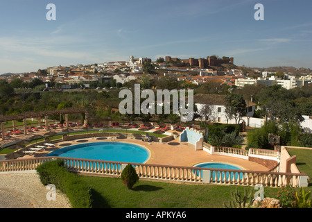 Panoramablick über die Stadt Silves mit Burgmauern in der Algarve-Portugal Stockfoto