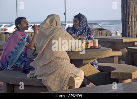 Pakistanische Frauen mit einer Mahlzeit bei Mcdonalds in einem Vorort von Karachi Pakistan Stockfoto