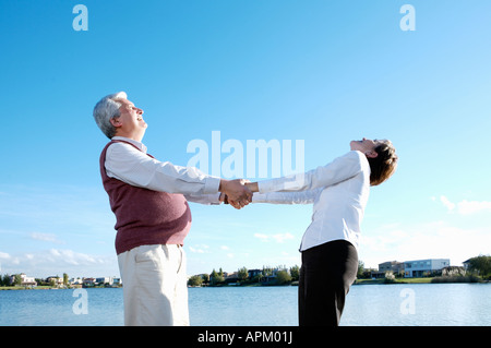 Älteres paar tanzen auf dem deck Stockfoto