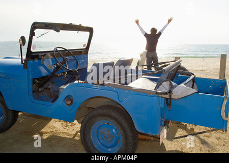 Mann am Strand in der Nähe von Strand Buggy Stockfoto