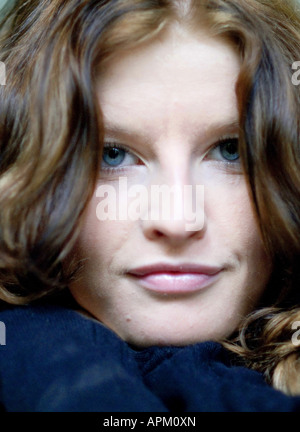 lächelnde junge Frau Porträt Stockfoto