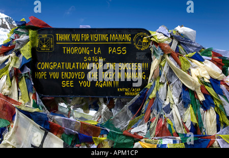 Schwarzes Brett und Gebetsfahnen. Thorong-la Pass (5416m). Annapurna Circuit Trek. Nepal Stockfoto