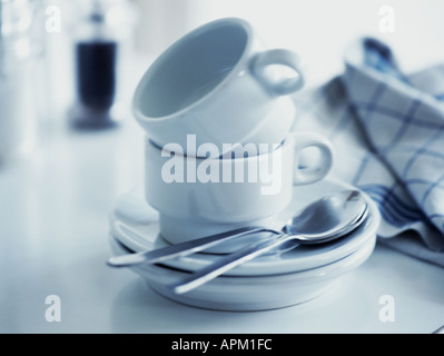 Haufen von Kaffeetassen und Untertassen Stockfoto