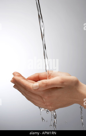 Wasser gießen auf Händen, close-up Stockfoto