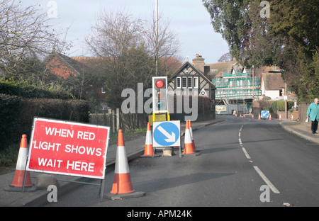 Eine Reihe von provisorischen Ampeln, die im Winter auf der englischen Straße in Betrieb sind. Stockfoto