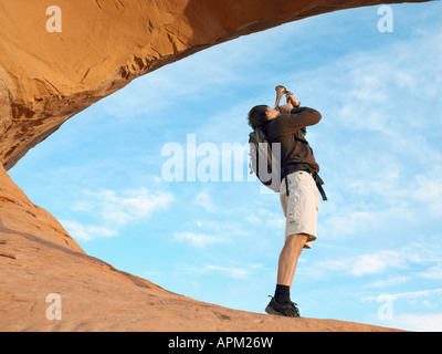 Männliche Wanderer spielen Bugle, Low Angle View Stockfoto