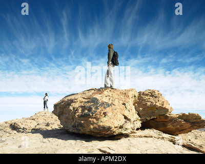 Mann und Frau stehen auf Felsbrocken Stockfoto