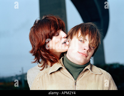 Frau küssen Mann, portrait Stockfoto