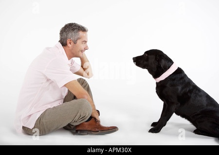 Eigentümer mit schwarzer Labrador Hund spielen Stockfoto